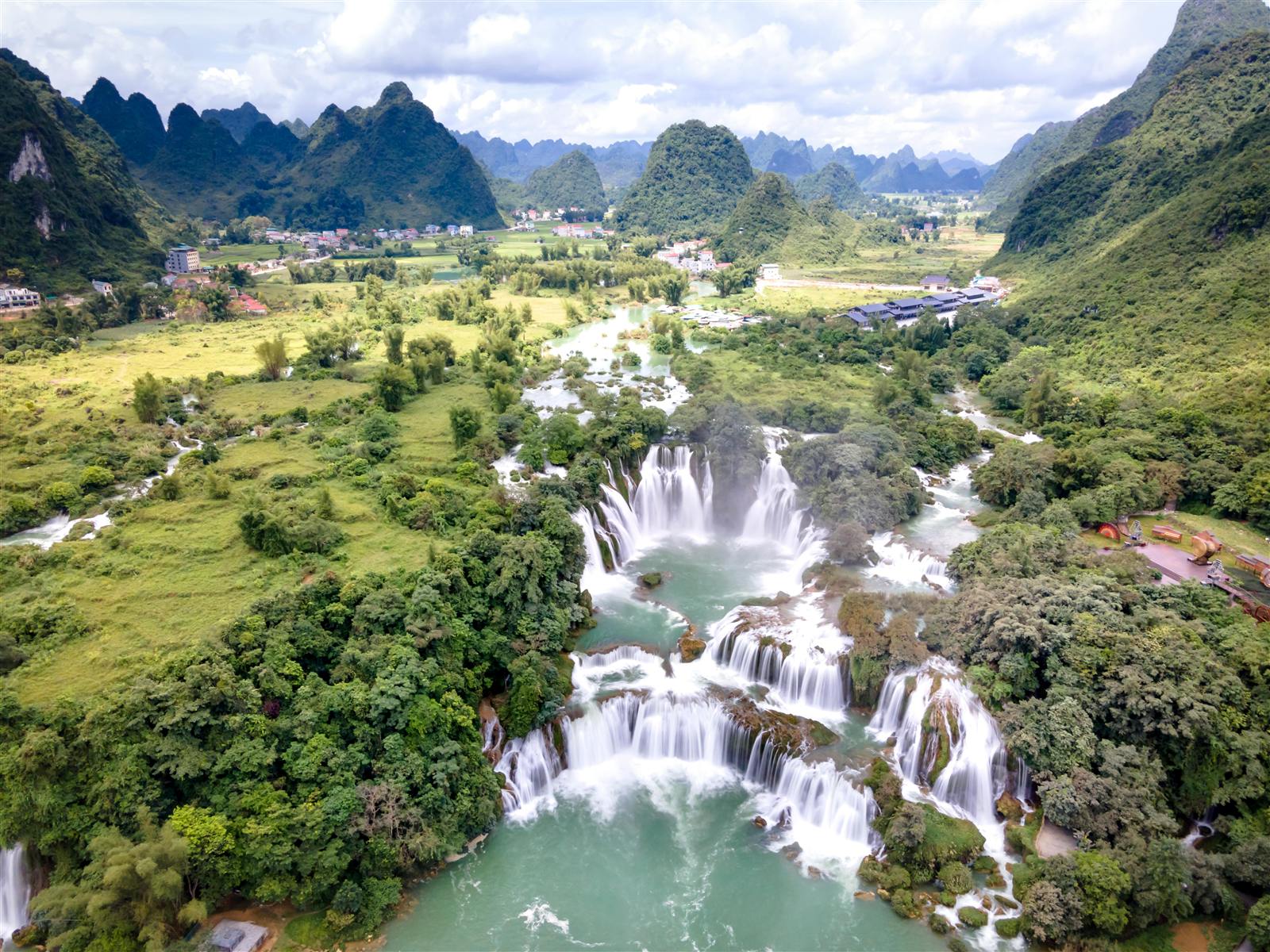 Ban Gioc Waterfall crossing the border between Vietnam and China