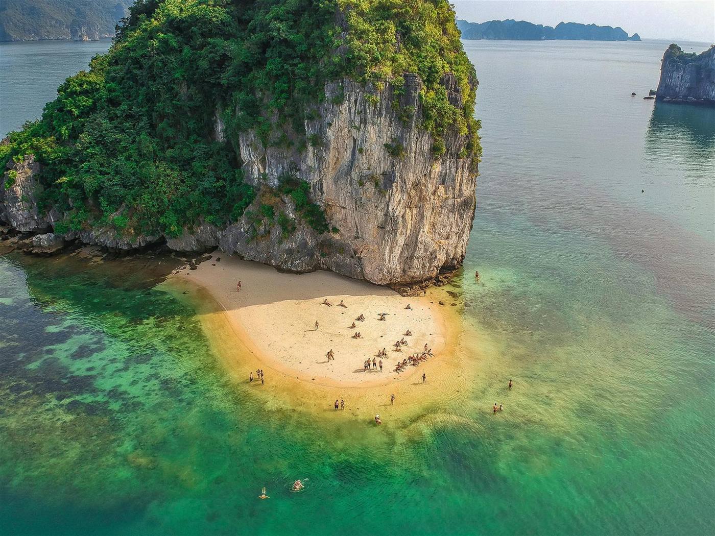 Bai Tra Dao beach in Lan Ha Bay
